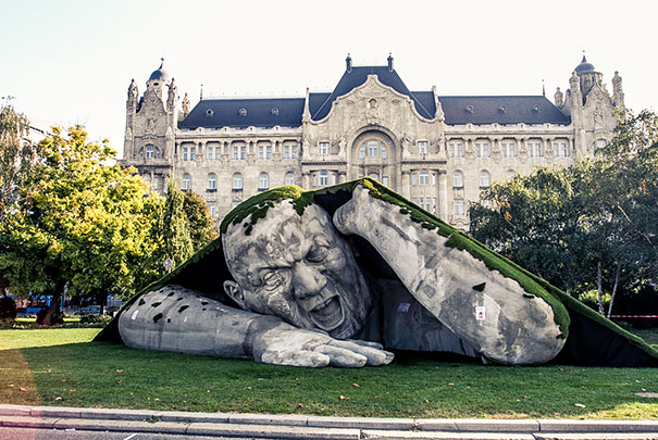 Estatua Gigante Sale Del Suelo En Una Plaza De Budapest