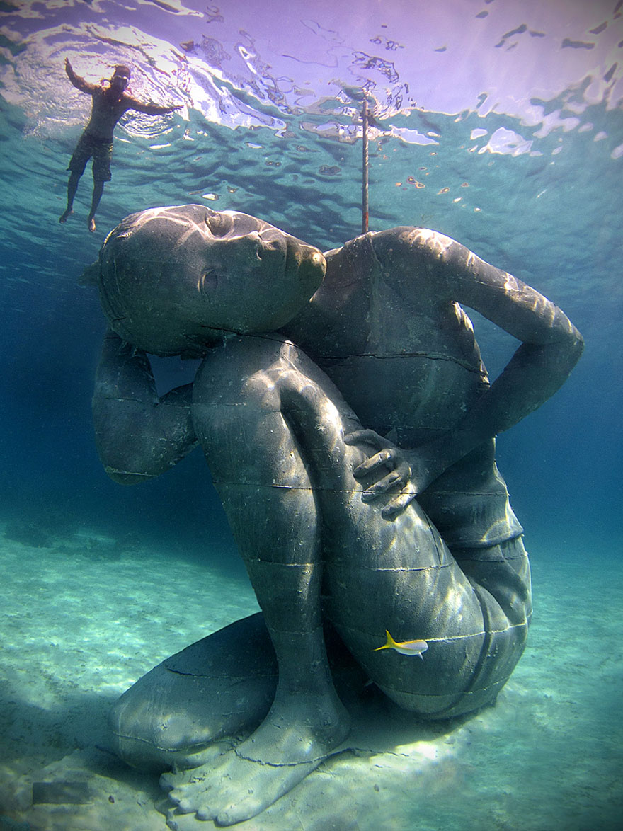 Inmensa Estatua Submarina De Una Mujer Sosteniendo El Océano Sobre Sus Hombros