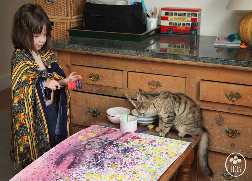 Esta niña de 5 años padece autismo, pero pinta auténticas obras maestras