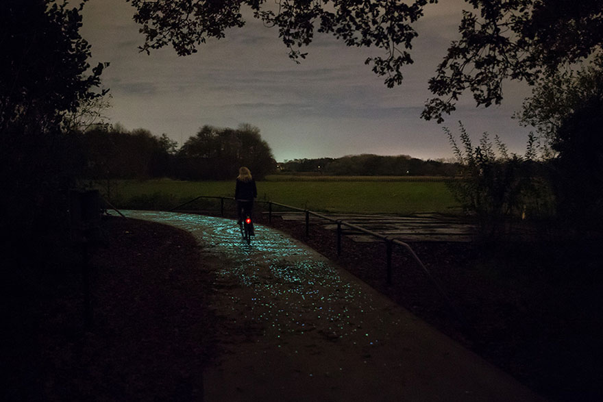 Energía Solar Para Iluminar Un Camino De Bicis Inspirado En "Noche Estrellada" De Van Gogh