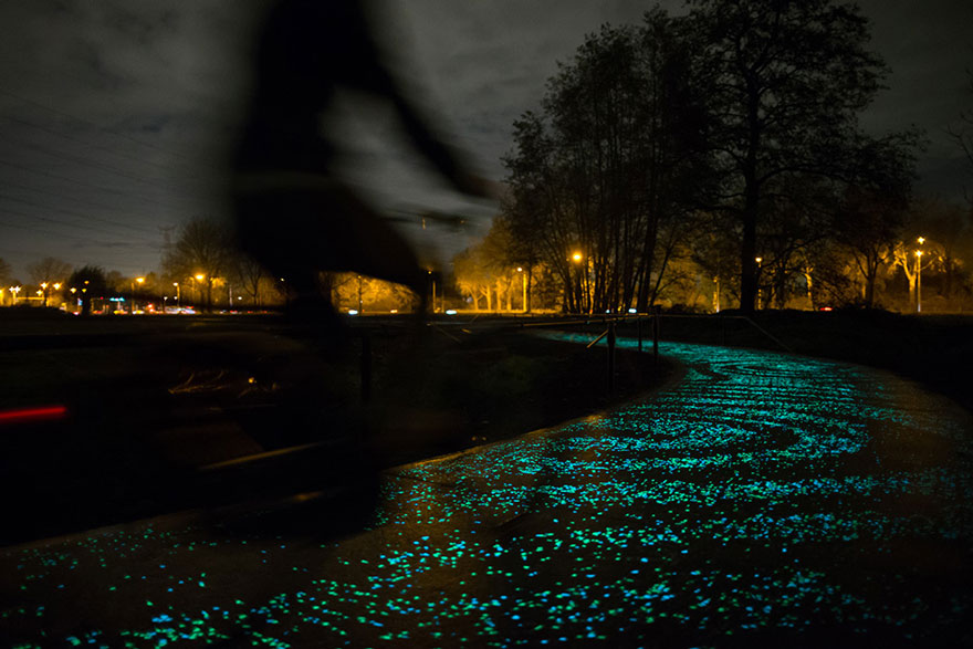 Energía Solar Para Iluminar Un Camino De Bicis Inspirado En "Noche Estrellada" De Van Gogh