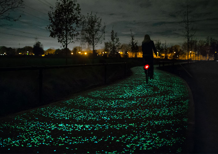Energía Solar Para Iluminar Un Camino De Bicis Inspirado En «Noche Estrellada» De Van Gogh