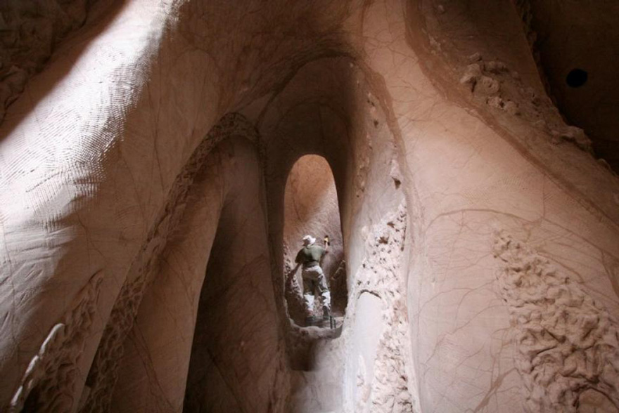 Artista Lleva 10 Años Tallando Una Hermosa Cueva Subterránea Sin Ayuda Alguna
