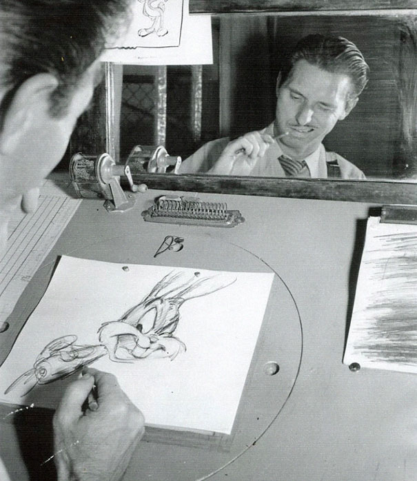 Animadores De Disney Estudian Su Reflejo Ante El Espejo Para Dibujar Mejor Sus Personajes