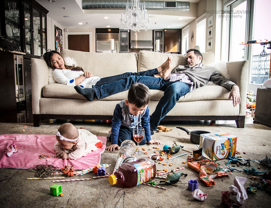 Esta fotógrafa muestra el auténtico caos que supone ser padres