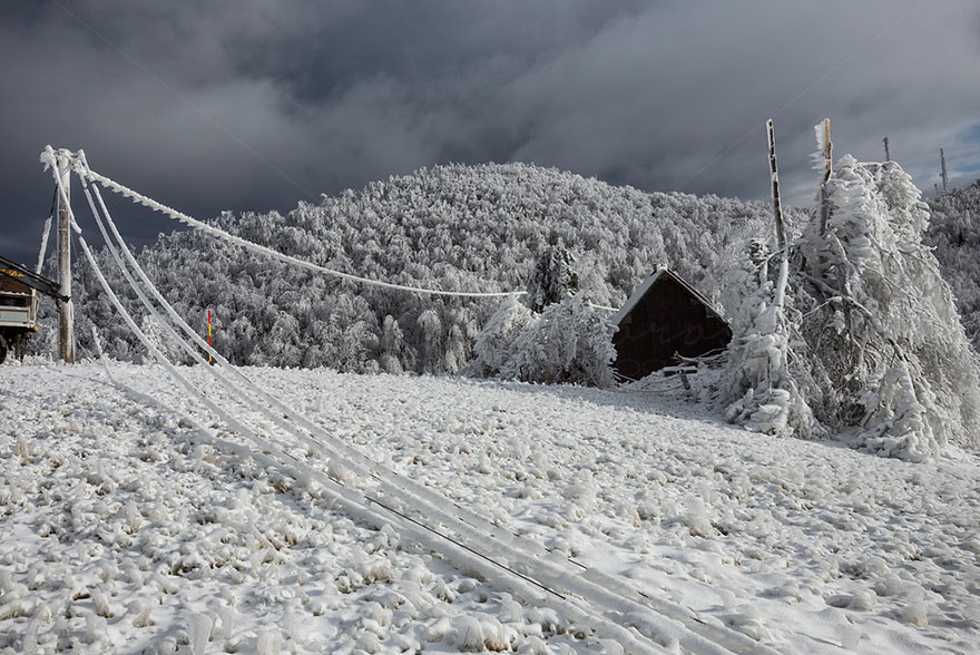 10 Días de meteorología extrema convirtieron esta montaña eslovena en el Reino del Hielo