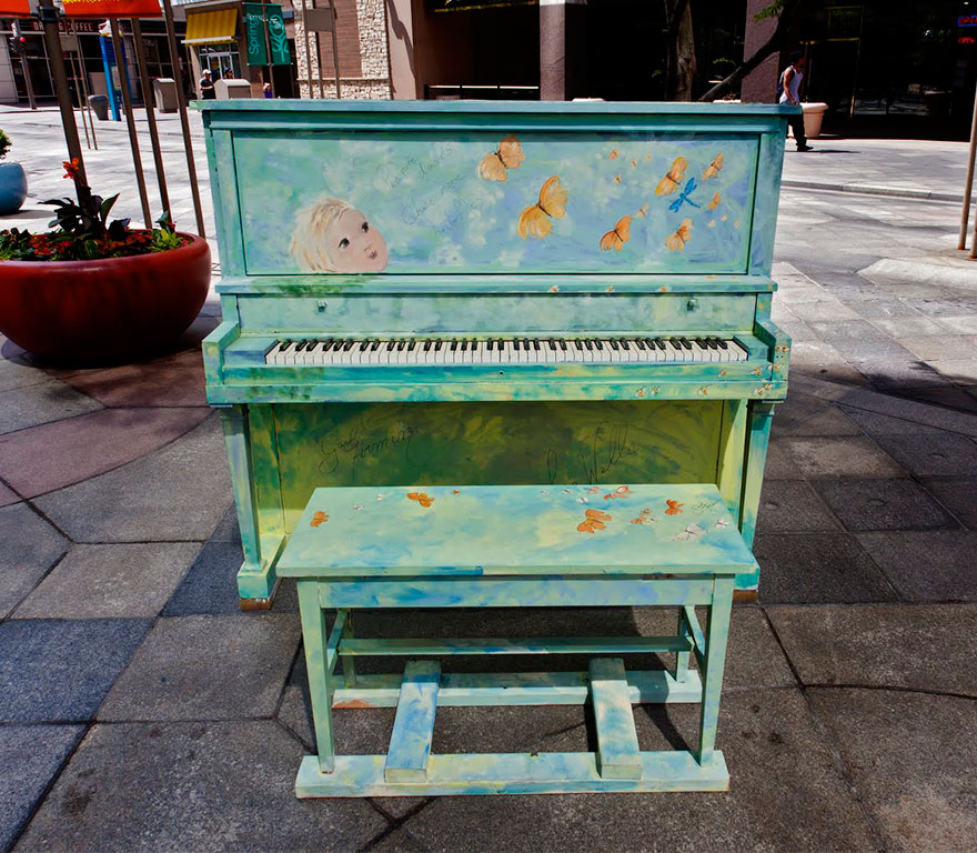 20 Pianos exquisitamente pintados en las calles de todo el mundo para que puedas tocarlos