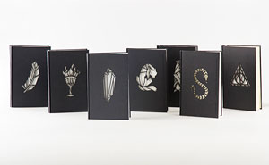 Los mágicos libros de harry potter con portadas que brillan en la oscuridad, creadas por kincso nagy