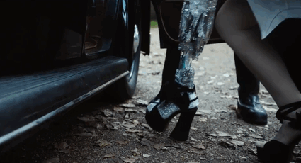 La primera estrella del pop sin una pierna muestra sus increíbles prótesis en su nuevo videoclip