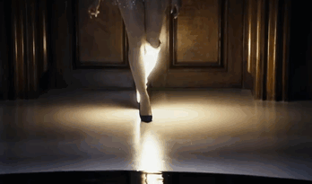 La primera estrella del pop sin una pierna muestra sus increíbles prótesis en su nuevo videoclip