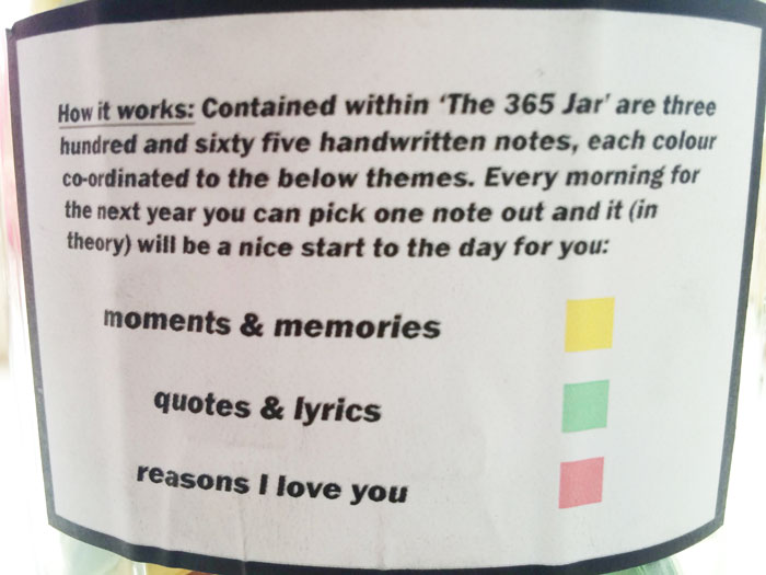 Este novio puso 365 notas románticas en un tarro para que su novia las leyera durante todo un año