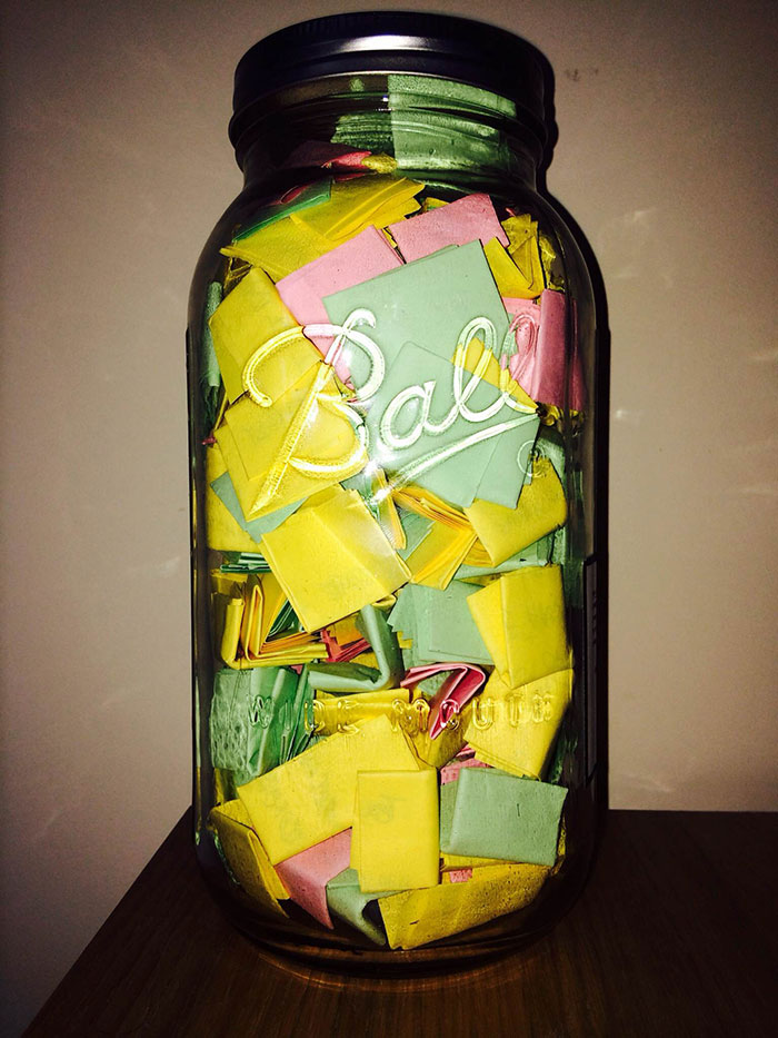Este novio puso 365 notas románticas en un tarro para que su novia las leyera durante todo un año