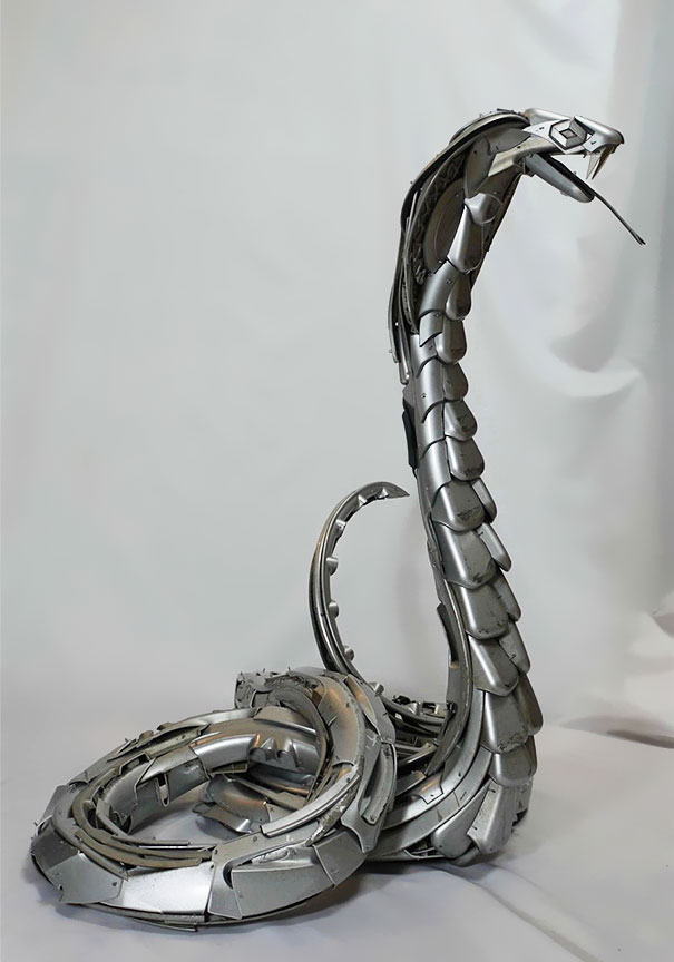 Este artista recicla tapacubos viejos convirtiéndolos en alucinantes esculturas de animales