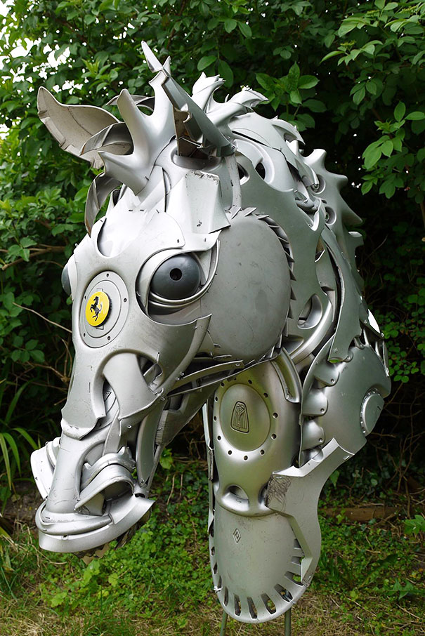 Este artista recicla tapacubos viejos convirtiéndolos en alucinantes esculturas de animales