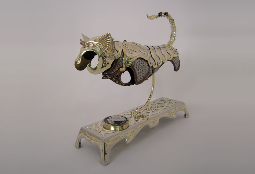 Este artista crea armaduras para gatos y ratones basadas en distintas épocas históricas