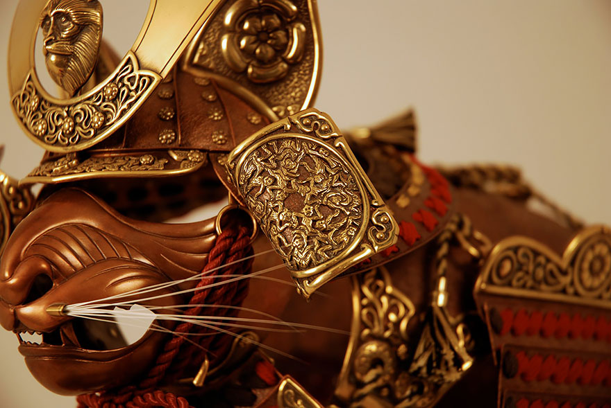 Este artista crea armaduras para gatos y ratones basadas en distintas épocas históricas