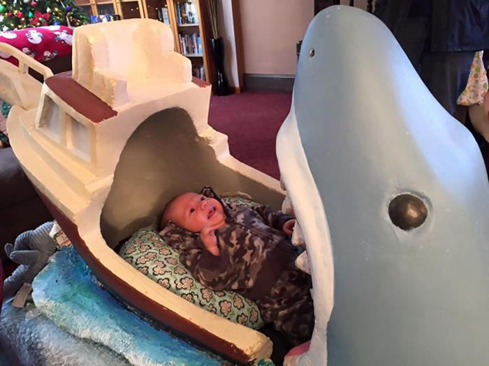 Este tío ha hecho una cuna basada en la película Tiburón para su sobrino de 2 meses