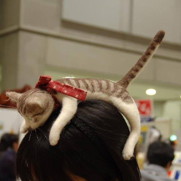 Esta diadema te permite llevar un gatito entero en la cabeza