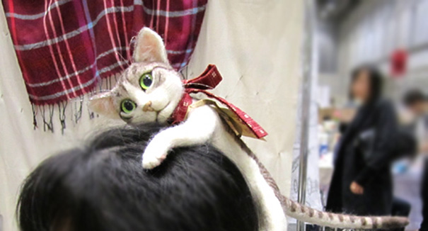 Esta diadema te permite llevar un gatito entero en la cabeza