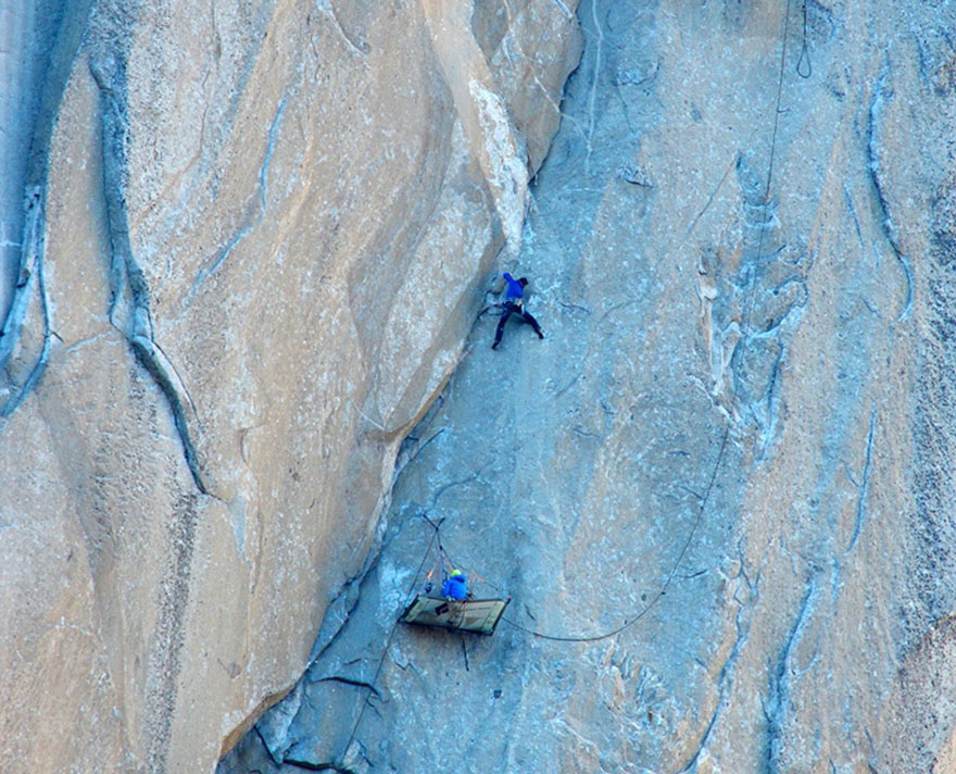 Estos 2 hombres son los primeros en ascender por esta pared vertical haciendo escalada libre