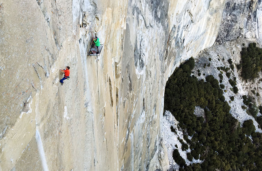 Estos 2 hombres son los primeros en ascender por esta pared vertical haciendo escalada libre