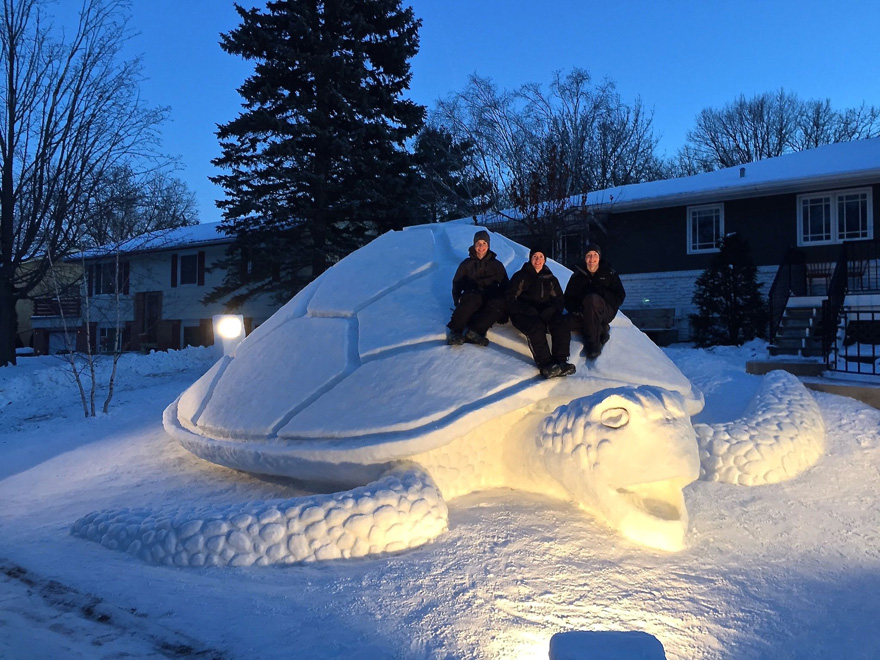 Cada año, estos 3 hermanos hacen una escultura de nieve gigante en su jardín