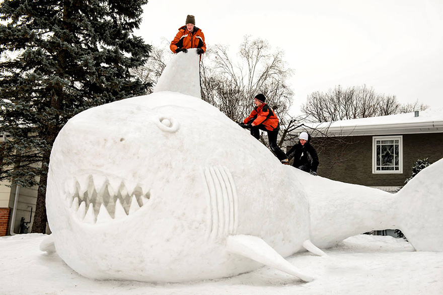 Cada año, estos 3 hermanos hacen una escultura de nieve gigante en su jardín
