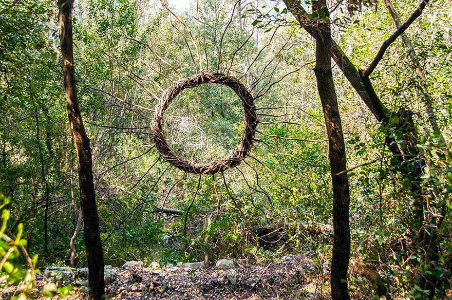 Este artista pasó un año en el bosque creando increíbles esculturas con material orgánico