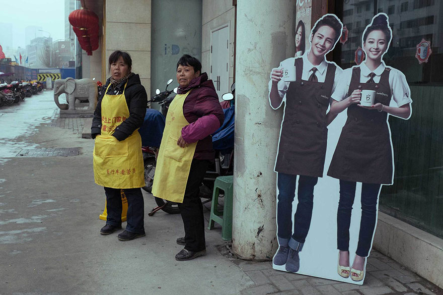 Este fotógrafo callejero autodidacta ha invadido China con sus fotos en el momento justo