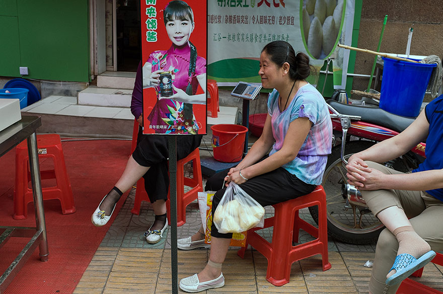 Este fotógrafo callejero autodidacta ha invadido China con sus fotos en el momento justo