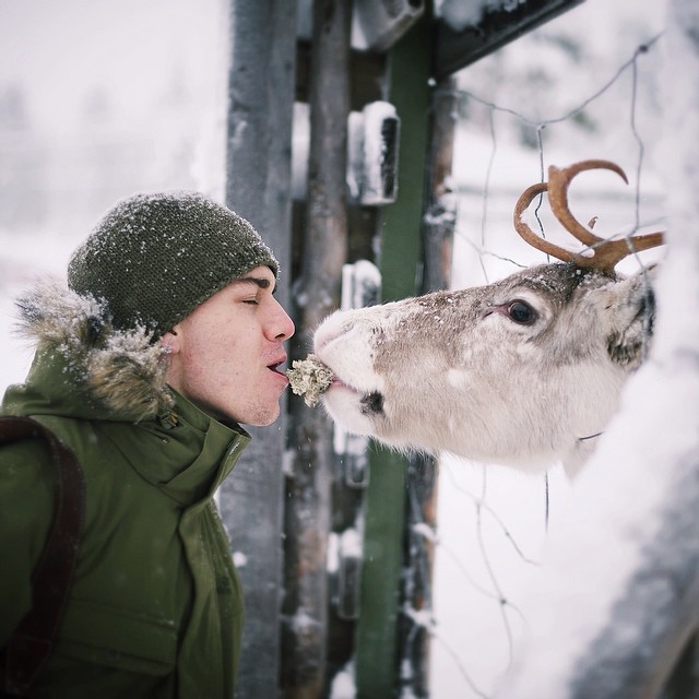 Este "susurrador de ardillas" finés alimenta a los animales a cambio de adorables fotos