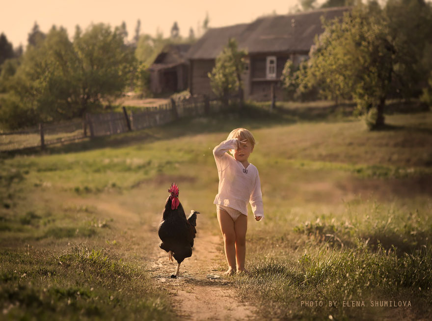 Esta madre rusa sigue haciendo preciosas fotos de sus dos hijos con los animales de su granja