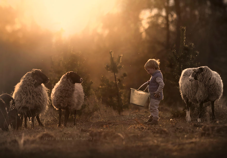 Esta madre rusa sigue haciendo preciosas fotos de sus dos hijos con los animales de su granja