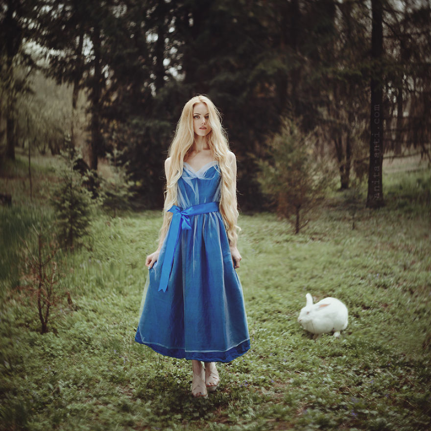 Esta fotógrafa ucrania da vida a los cuentos con mágicos retratos de mujeres con animales
