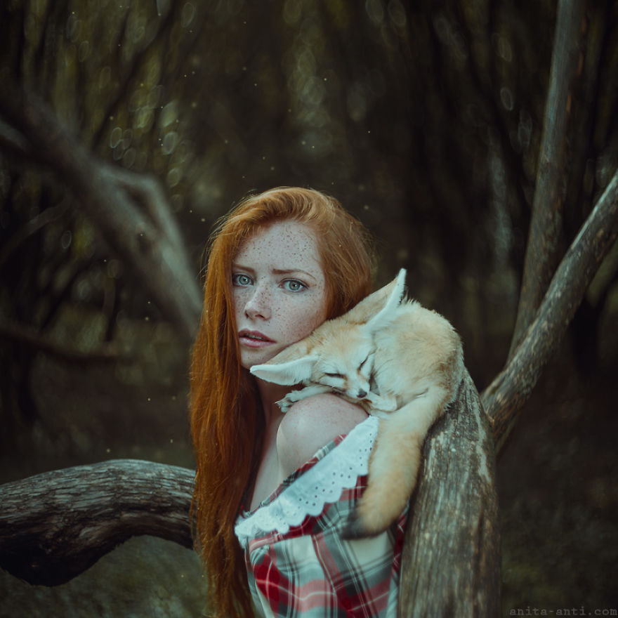 Esta fotógrafa ucrania da vida a los cuentos con mágicos retratos de mujeres con animales