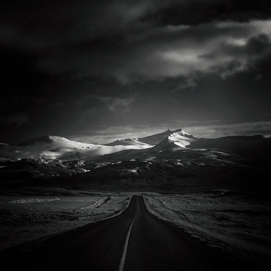 Este fotógrafo recopila las carreteras más oscuras y solitarias de todo el mundo