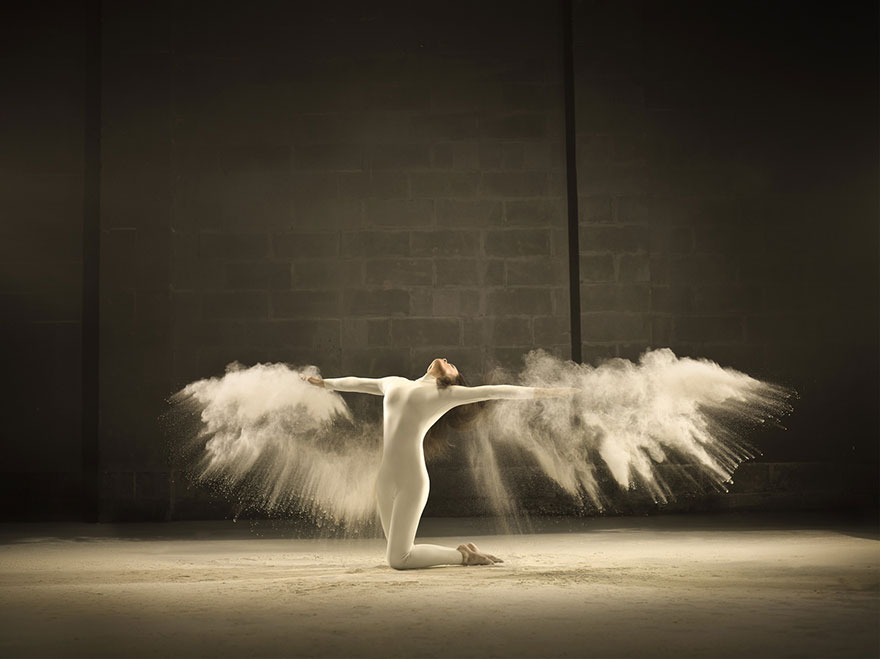 Este fotógrafo capta los giros de esta bailarina entre nubes de polvo