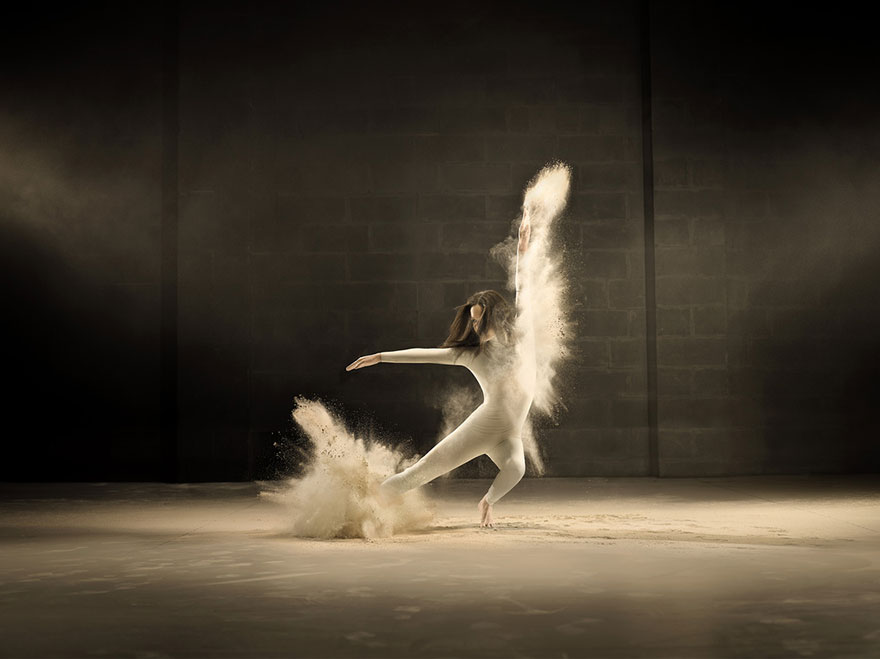 Este fotógrafo capta los giros de esta bailarina entre nubes de polvo