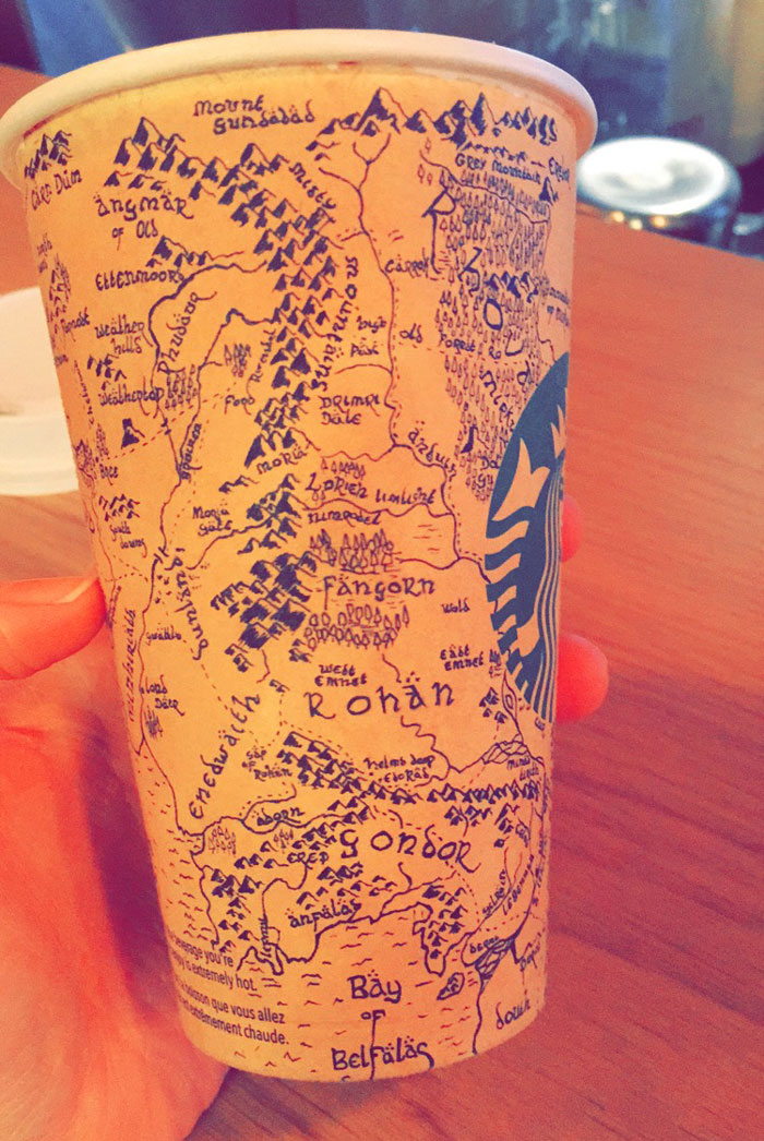Este mapa tan épico de la Tierra Media de El Señor de los Anillos se hizo en 5 horas en un vaso de café