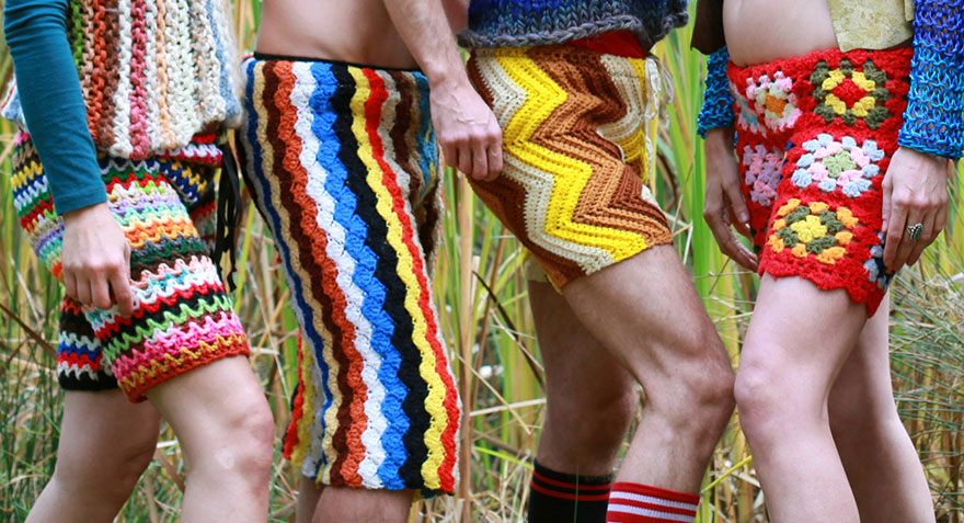 Nueva moda para hombres: pantalones cortos de ganchillo hechos con antiguas mantas recicladas