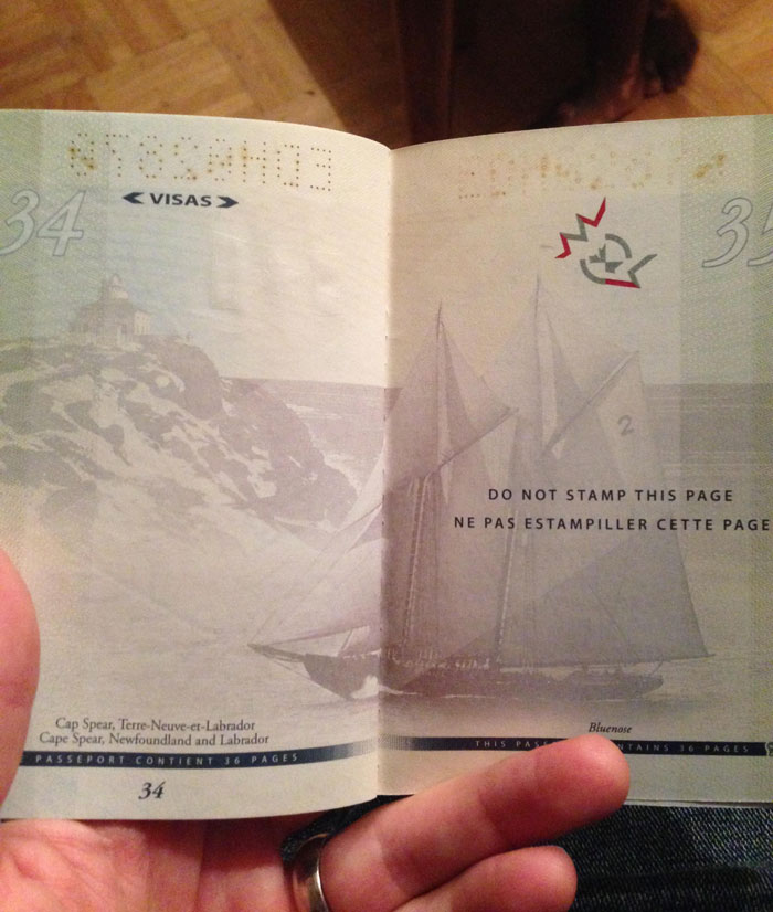 El nuevo pasaporte canadiense muestra imágenes escondidas bajo luz ultravioleta