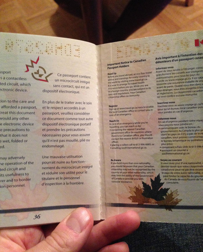 El nuevo pasaporte canadiense muestra imágenes escondidas bajo luz ultravioleta