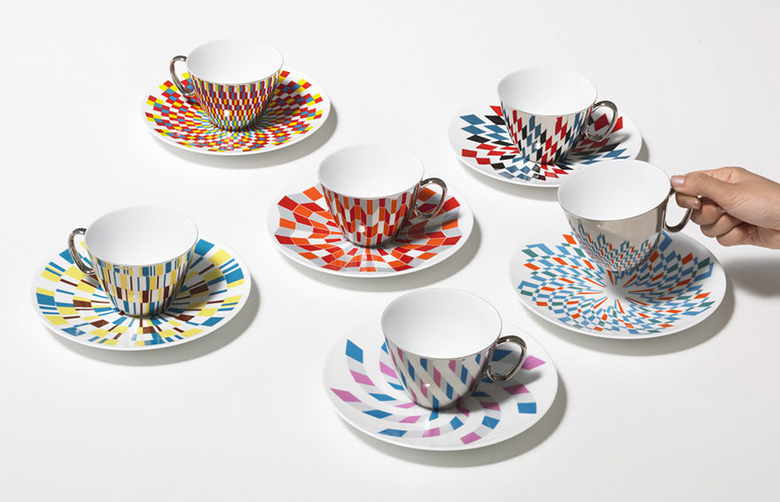 Estas tazas reflejan los dibujos coloridos de los platillos que las acompañan