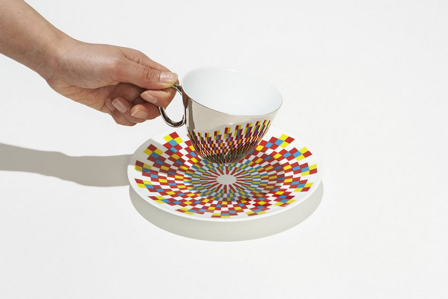 Estas tazas reflejan los dibujos coloridos de los platillos que las acompañan