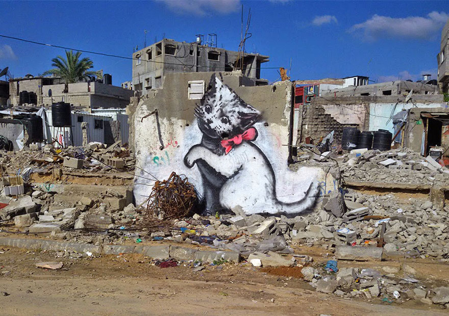 Banksy se cuela en Gaza para crear controvertidas obras de arte urbano