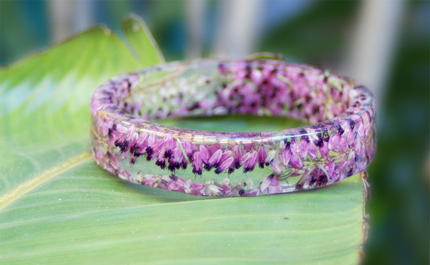 Las flores permanecen congeladas en el tiempo dentro de estos brazaletes de resina hechos a mano