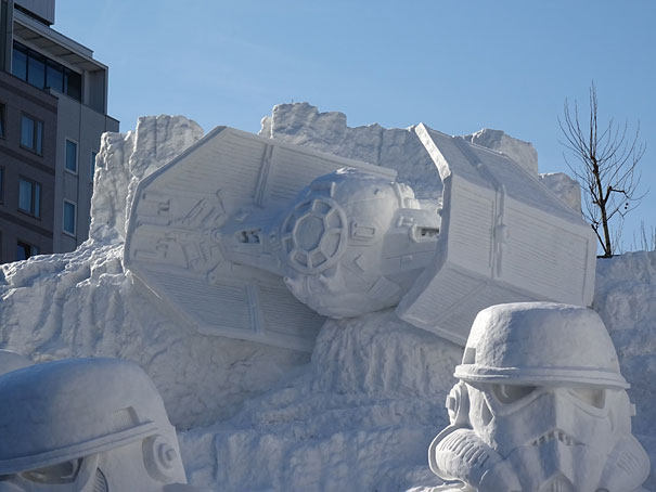 El ejército japonés usa 3500 toneladas de nieve para crear una inmensa escultura de la Guerra de las Galaxias
