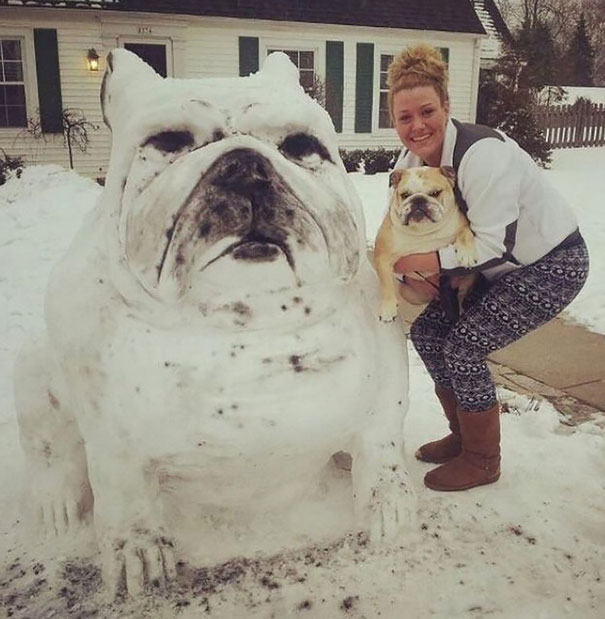 Gente que ha decidido convertir a sus mascotas en esculturas de nieve