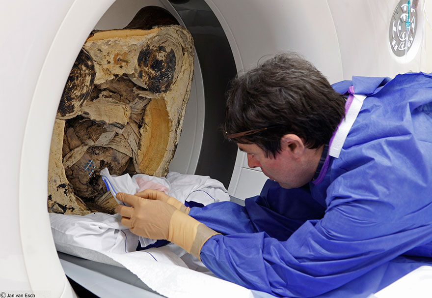 Un escáner revela una momia de 1000 años de antigüedad dentro de una antigua estatua budista