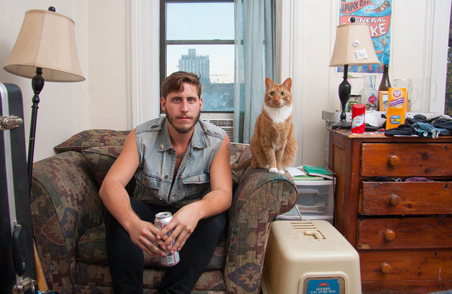 Este fotógrafo desafía el estereotipo de la "vieja loca de los gatos" haciendo fotos de hombres con sus gatos